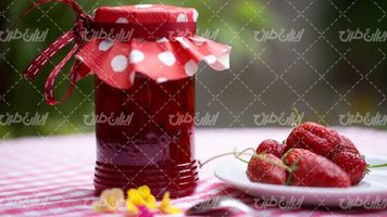 تصویر با کیفیت شیشه مربا همراه با مواد غذایی و توت فرنگی