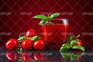 تصویر با کیفیت گوجه فرنگی همراه با آب میوه و آب گوجه فرنگی