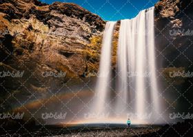 تصویر با کیفیت چشم انداز زیبای آبشار همراه با رودخانه و منظره