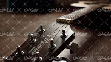 تصویر با کیفیت گیتار همراه با آلات موسیقی و تجهیزات موسیقی