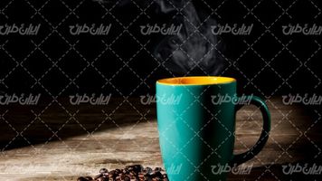 تصویر با کیفیت ماگ قهوه همراه با قهوه و دانه های قهوه