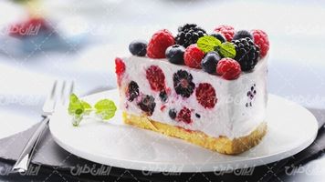 تصویر با کیفیت کیک خامه ای همراه با کیک میوه ای و شیرینی فروشی