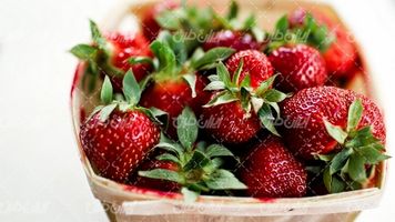 تصویر با کیفیت توت فرنگی همراه با میوه و سبد میوه