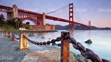 تصویر با کیفیت چشم انداز زیبای پل همراه با رودخانه و زنجیر