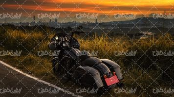 تصویر با کیفیت موتورسیکلت همراه با موتورسیکلت سنگین و غروب آفتاب