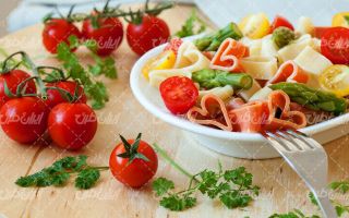 تصویر با کیفیت گوجه فرنگی همراه با مارچوبه و سبزیجات