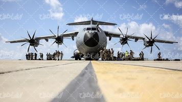 تصویر با کیفیت هواپیمای نظامی همراه با افراد نظامی و آسمان آبی