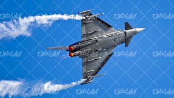 تصویر با کیفیت جت جنگی همراه با آسمان آبی و جنگنده