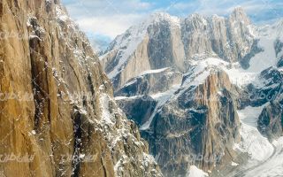 تصویر با چشم انداز زیبای کوهستان همراه با کوه و چشم انداز برفی