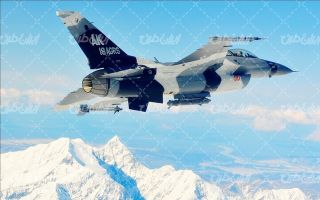 تصویر با جت جنگی همراه با چشم انداز زیبای کوهستان و جنگنده