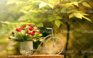 تصویر با کیفیت دسته گل همراه با گلدان و گل مصنوعی