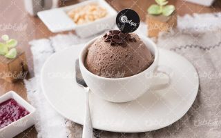 تصویر با کیفیت بستنی اسکوپ همراه با بستنی شکلاتی و کاپ