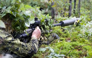 تصویر با کیفیت اسنایپر همراه با تفنگ دوربرد و افراد نظامی