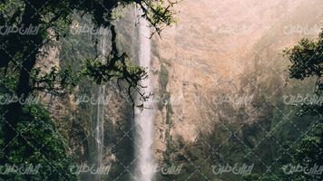 تصویر با کیفیت منظره زیبا آبشار همراه با چشم انداز زیبای طبیعت و آبشار