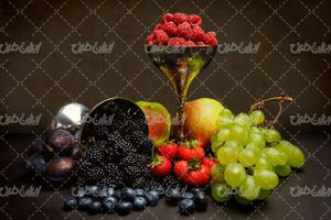 تصویر با کیفیت میوه همراه با میوه استوایی و تمشک