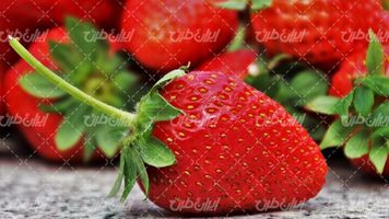 تصویر با کیفیت توت فرنگی همراه با میوه و آب میوه طبیعی