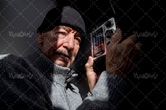 عکس پیرمرد به همراه رادیو