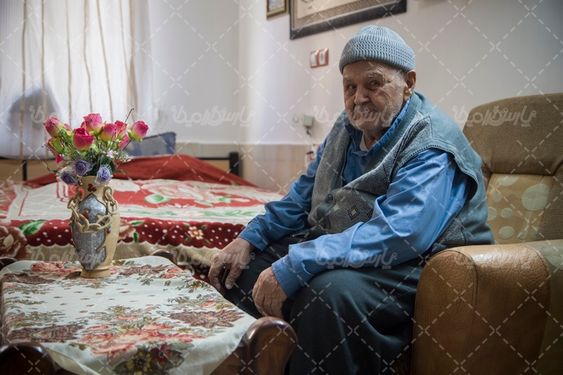 عکس پیرمرد در منزل خود