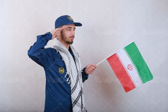 عکس سرباز نیرو هوایی با پرچم ایران