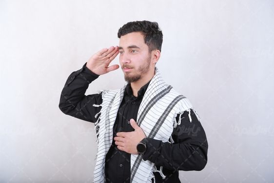 مرد با لباس مشکی