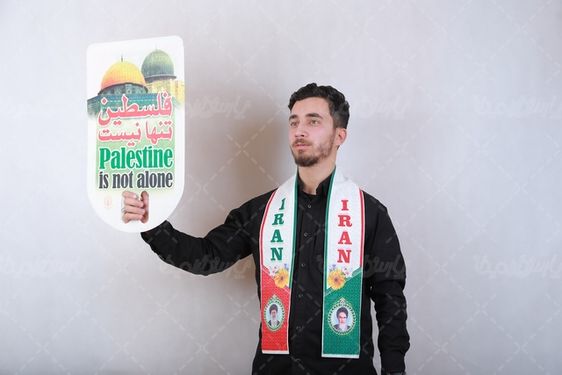 مرد با لباس مشکی