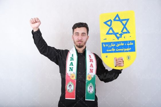 تصویر مرد با لباس مشکی