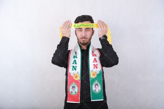 مرد با لباس مشکی