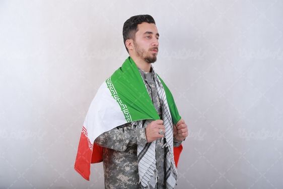 تصویر سرباز سپاه با پرچم