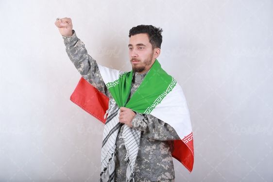 عکس سرباز سپاه با پرچم