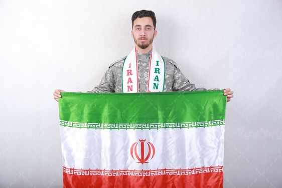 تصویر سرباز سپاه با پرچم