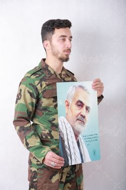 سرباز با عکس قاسم سلیمانی