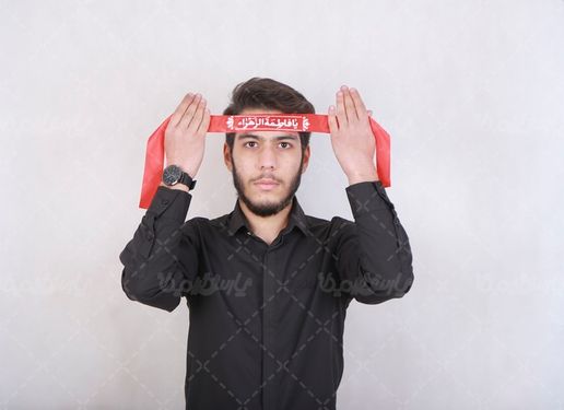 مرد با لباس مشکی