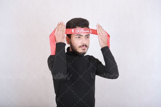 مرد با لباس مشکی