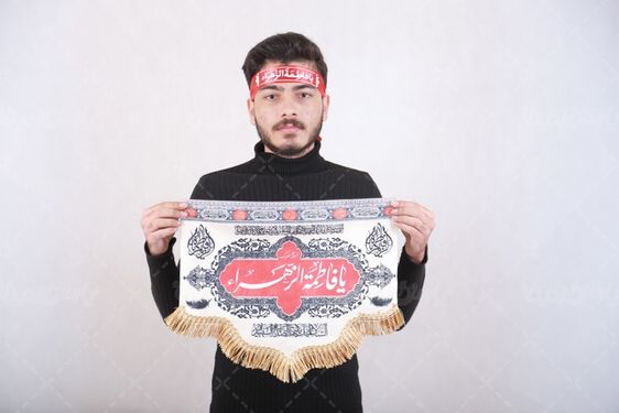 تصویر مرد با لباس مشکی