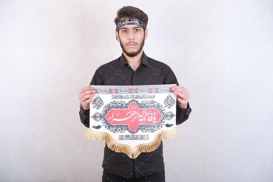 مرد با لباس مشکی