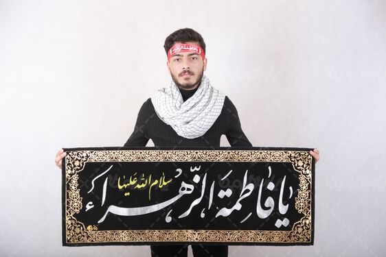 مرد با لباس مشکی