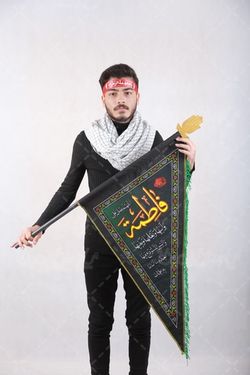 مرد با لباس مشکی