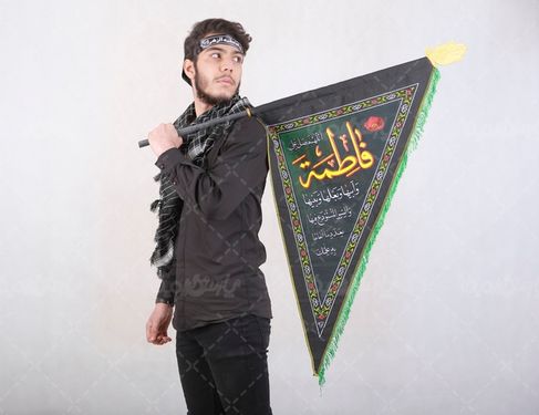 مرد با لباس مشکی