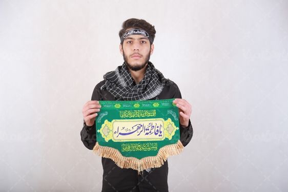 مرد با لباس مشکی