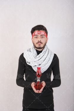 تصویر مرد با لباس مشکی