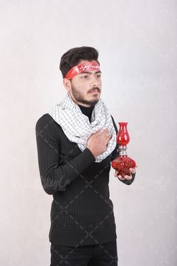 مرد با لباس مشکی