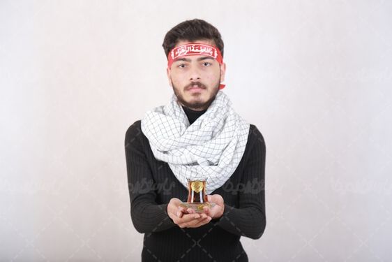 تصویر مرد با لباس مشکی