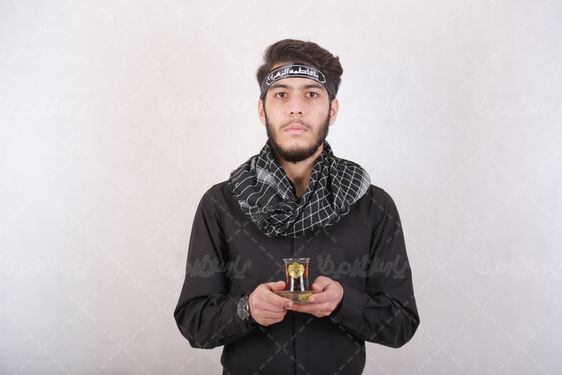 تصویر مرد با لباس مشکی