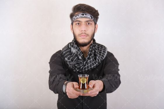 مرد با لباس مشکی