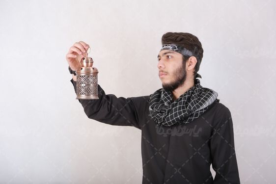 تصویر مرد با لباس مشکی