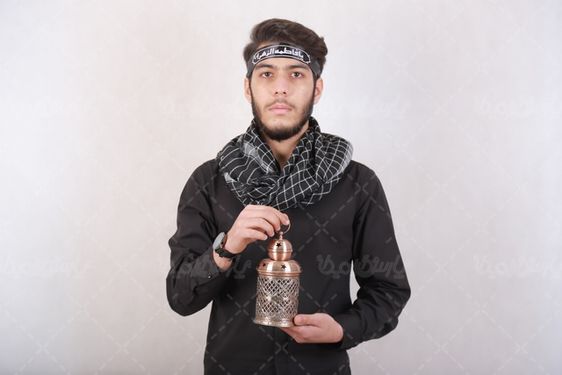 مرد با لباس مشکی