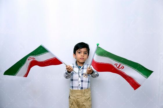 عکس پسربچه با پرچم