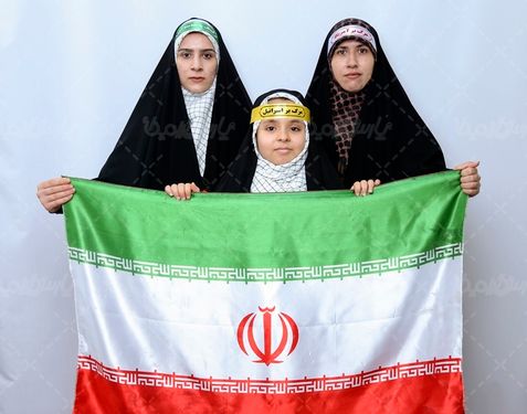 خانم های ایرانی با پرچم