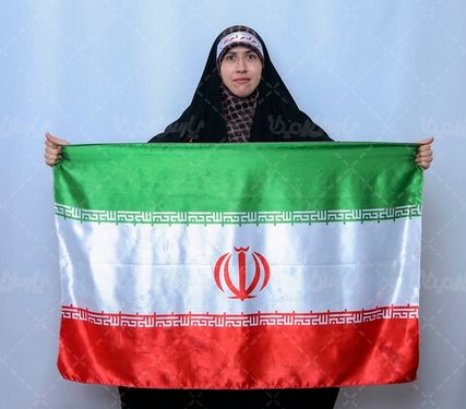 خانم ایرانی با پرچم