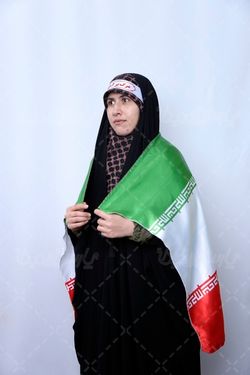 تصویر خانم ایرانی با پرچم